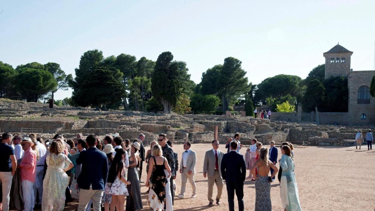 Algunos de los invitados a la boda de Tusk y Wyly, ayer, en el yacimiento de Empúries.