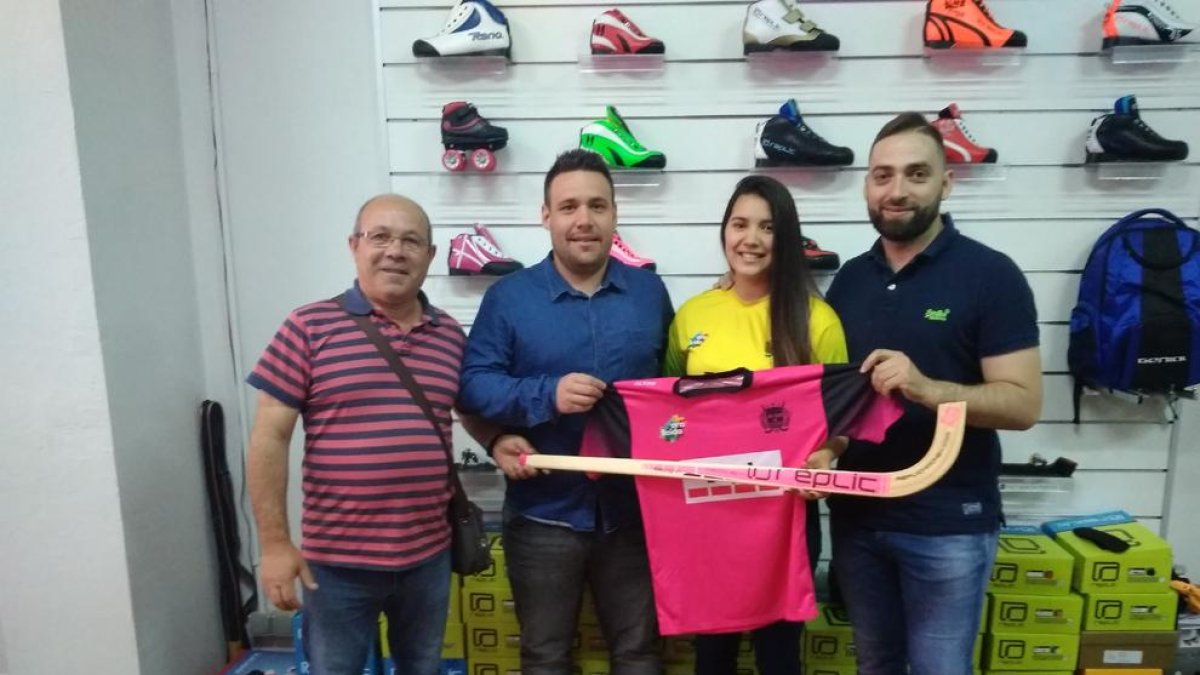 Ramon Porta, Jordi Capdevila, Catalina Flores i Lluís Rodero, ahir a la botiga Unnik Sports.
