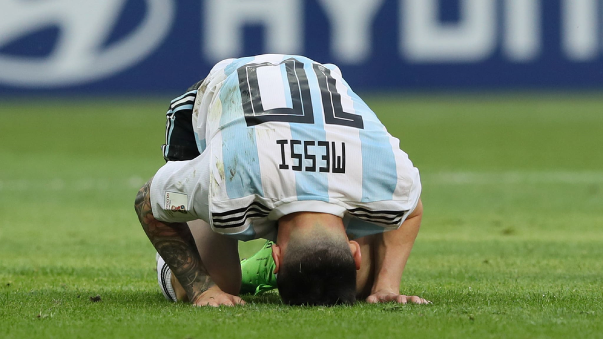 Messi, totalment abatut sobre la gespa, després de caure eliminada Argentina.