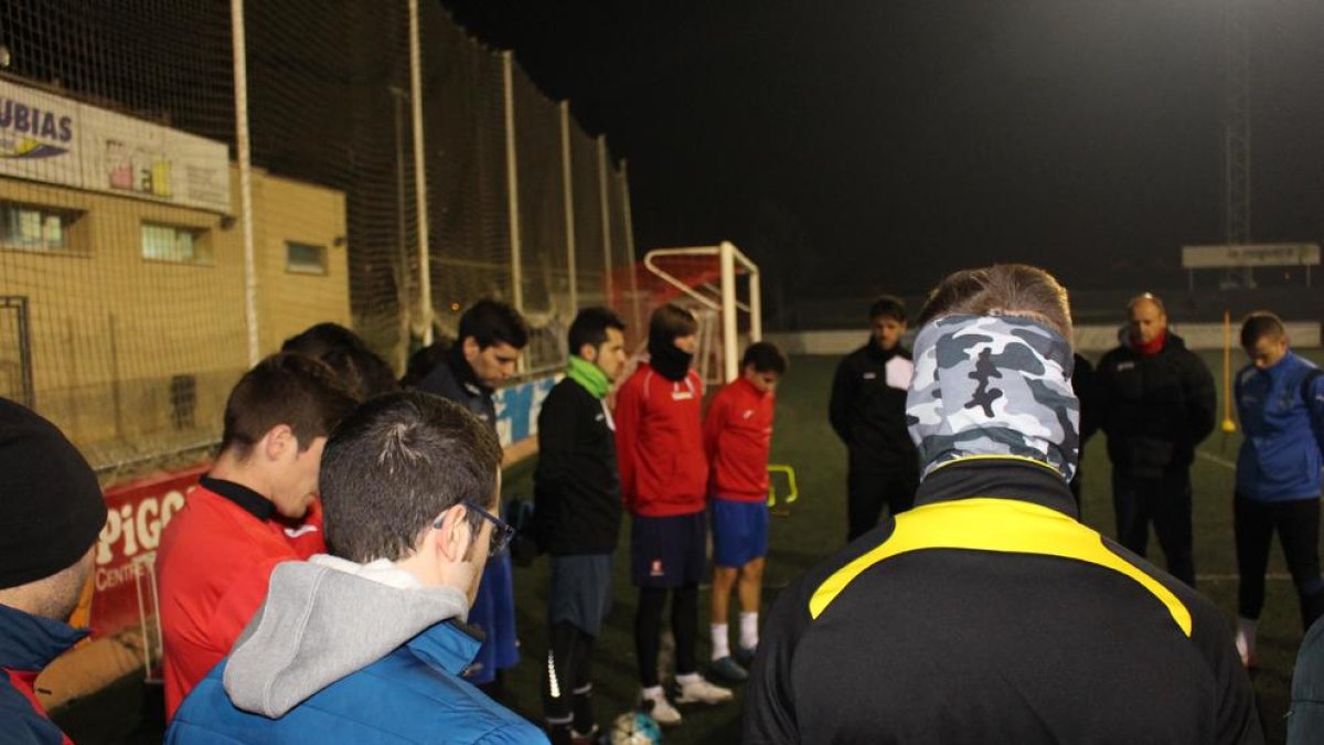 La plantilla y cuerpo técnico guardaron un emotivo minuto de silencio antes de empezar a entrenar.