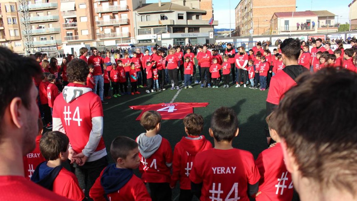 Els jugadors del futbol base del Balaguer van fer una gran circumferència al voltant de la samarreta de Yerai i van llançar centenars de globus blancs amb missatges.