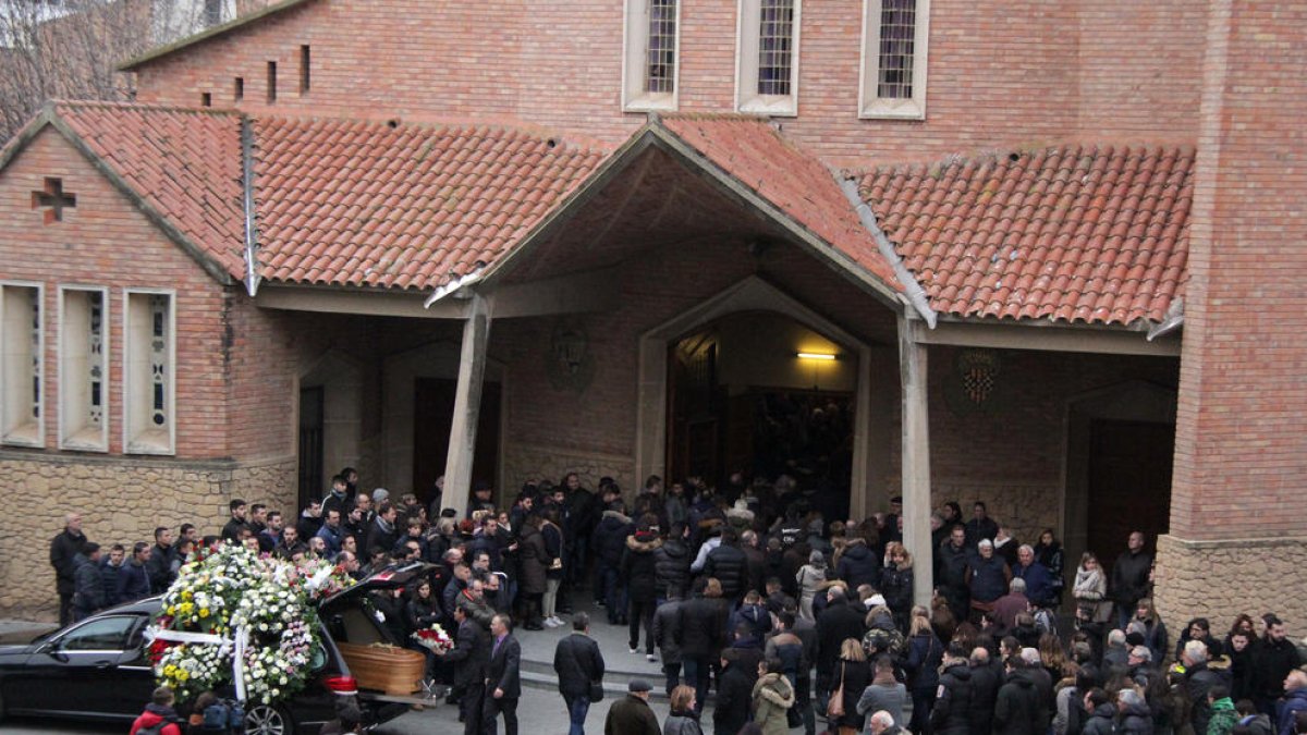 L’església del Sagrat Cor de Balaguer es va quedar petita per acomiadar Yeray Darias Rodríguez.