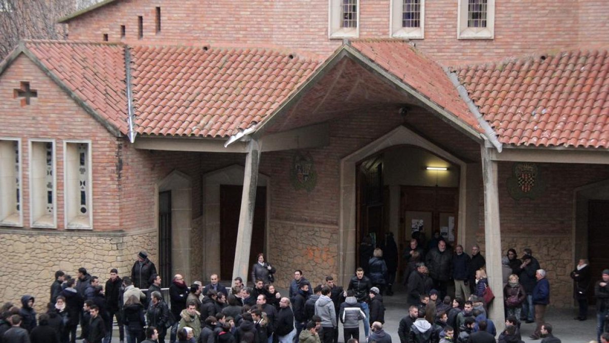 La iglesia del Sagrat Cor de Balaguer acogió el lunes el funeral por el jugador del Balaguer.