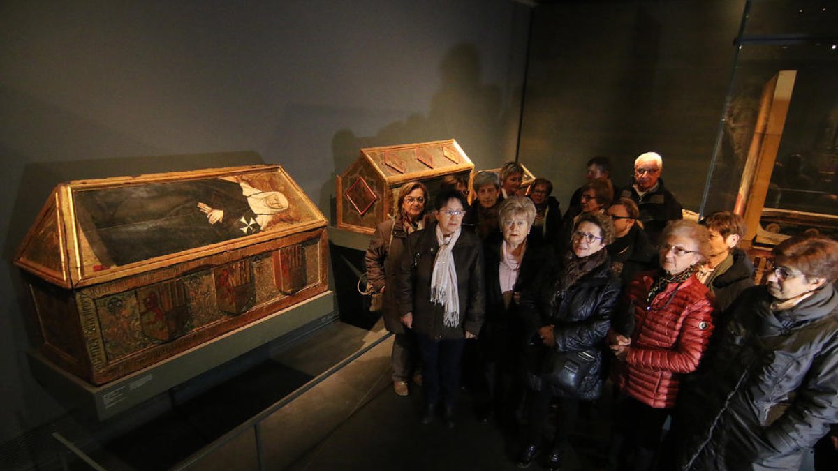 Visitants dimarts al Museu de Lleida davant les caixes sepulcrals de Sixena, tres de les obres en litigi.