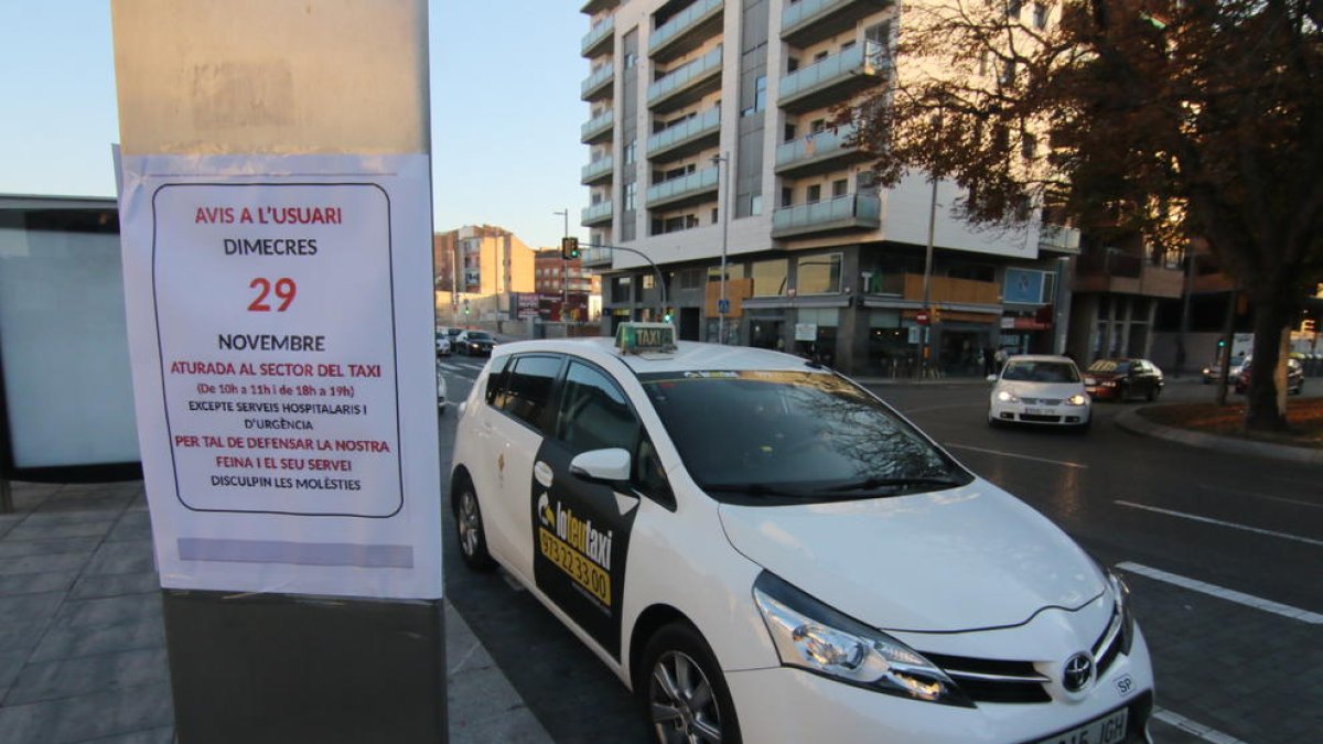 Carteles informativos sobre la huelga de taxis de hoy. 