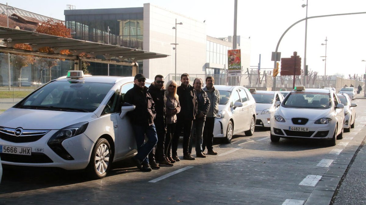 Taxistes ahir durant l’aturada entre les deu i les onze del matí.