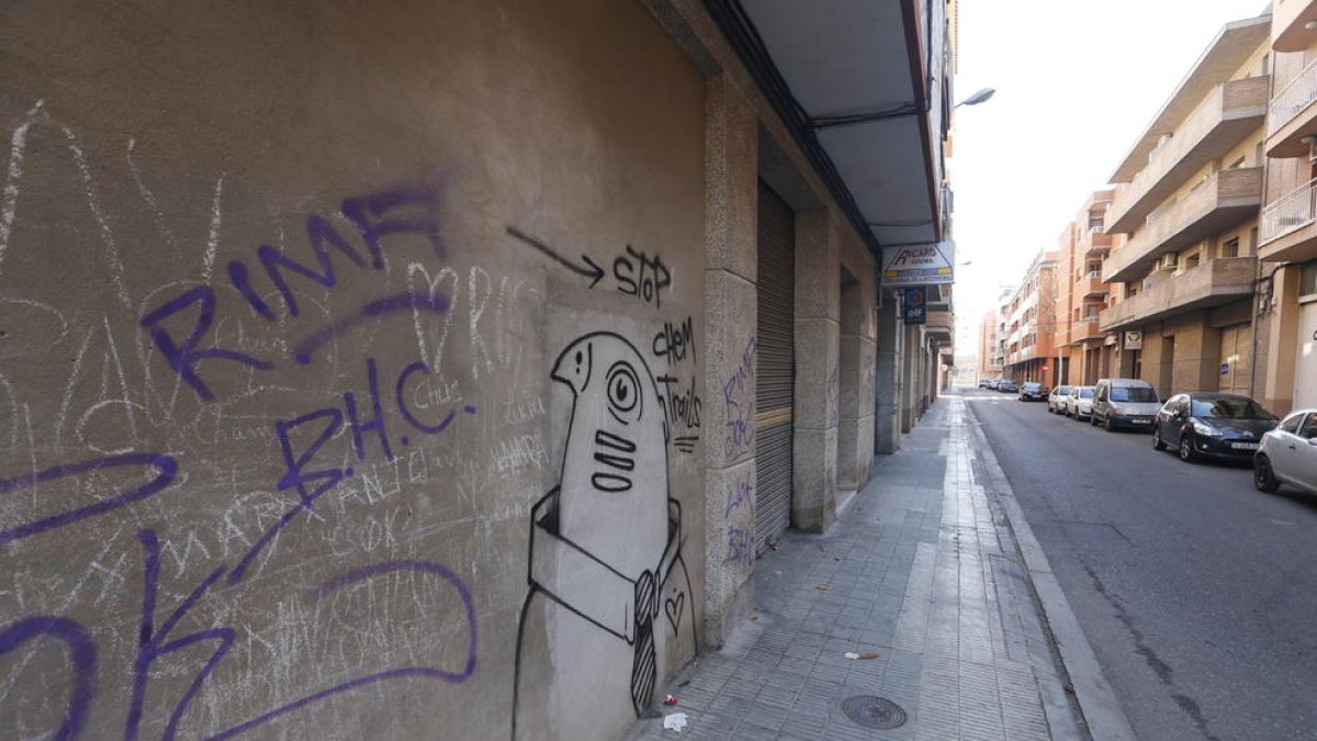 Imatge de diverses pintades fetes al carrer Àger.