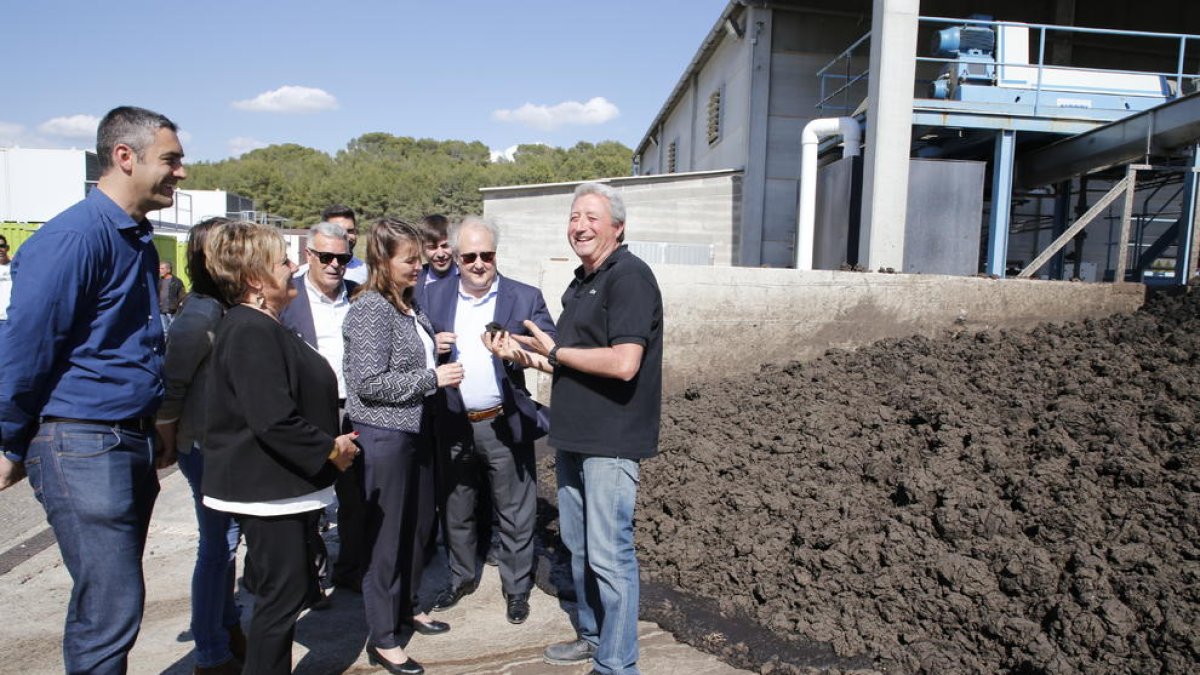 Serret visitó ayer la planta de purines de Almenar.