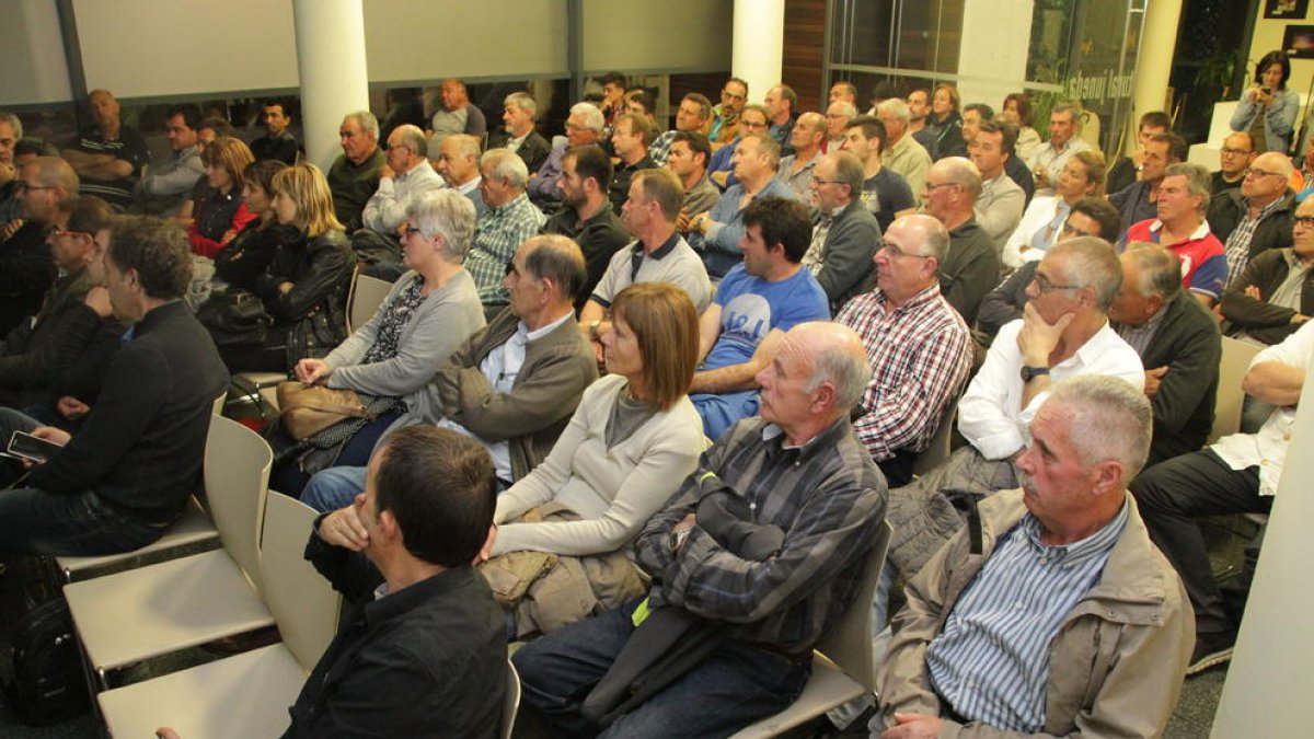 L’assemblea de ramaders per acordar mobilitzacions, ahir a la nit a Juneda.