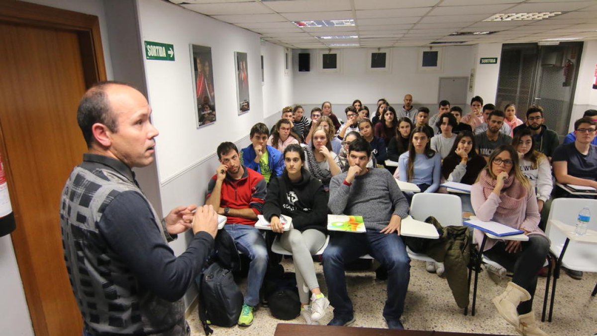 Quim Ventura, ayer durante el cursillo al que se han apuntado más de 50 jóvenes leridanos.