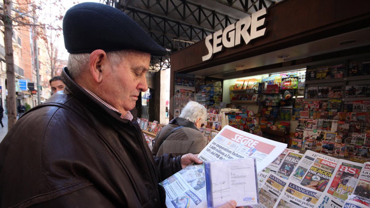 Un lector compra el diario SEGRE en un quiosco.