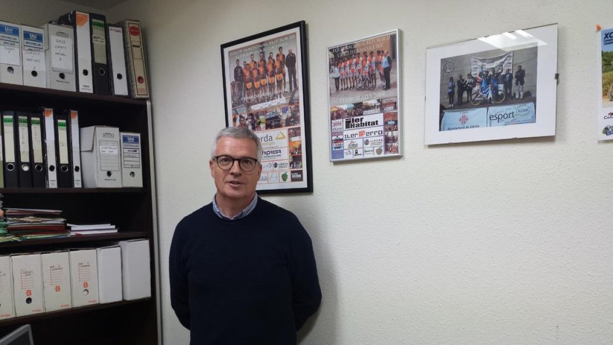 Joaquim Vilaplana ayer en la oficina de la delegación de ciclismo.