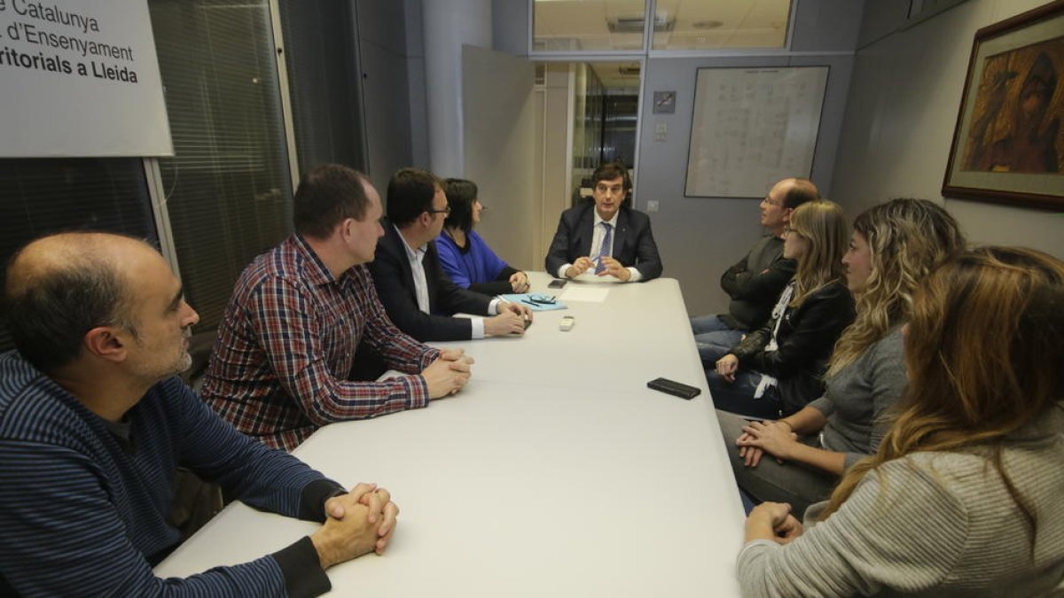 Cullerés, con el alcalde, Joan Gilart, y miembros de la escuela. 