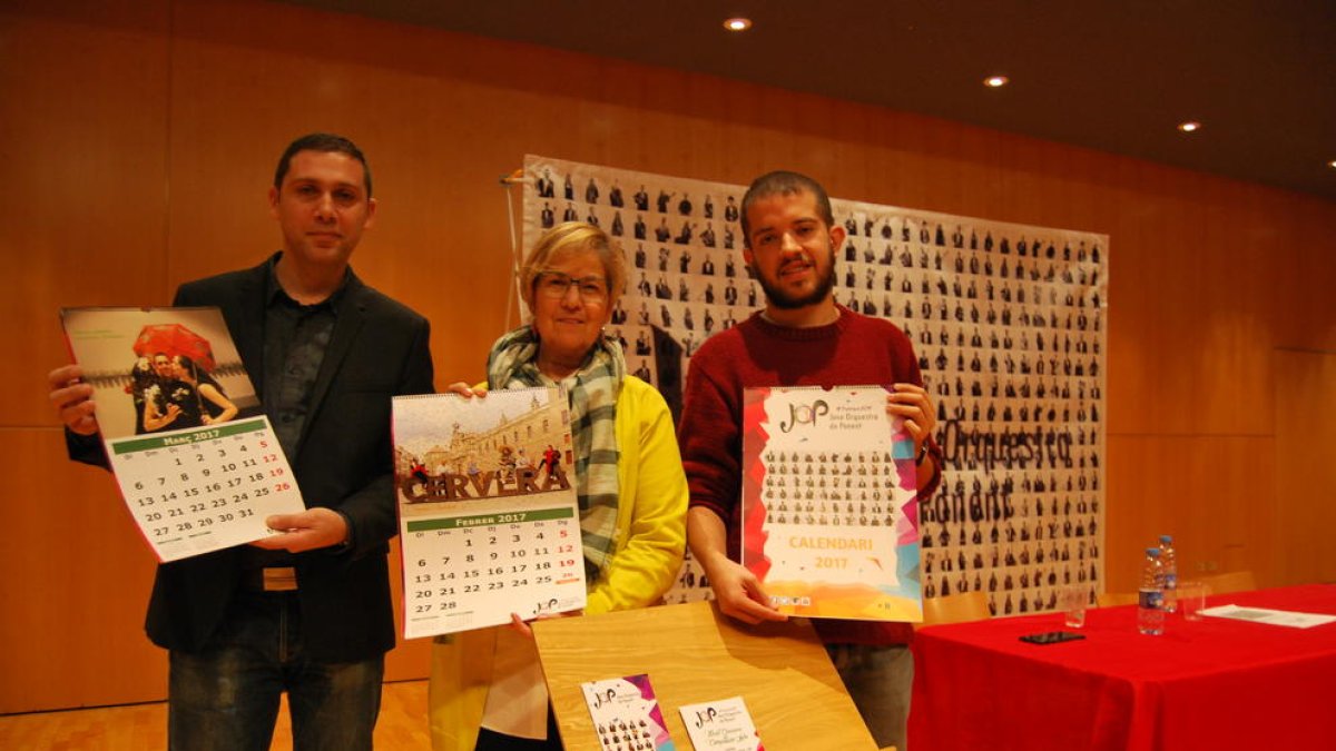 El marxandatge del cinquè aniversari de la JOP inclou també calendaris i samarretes.