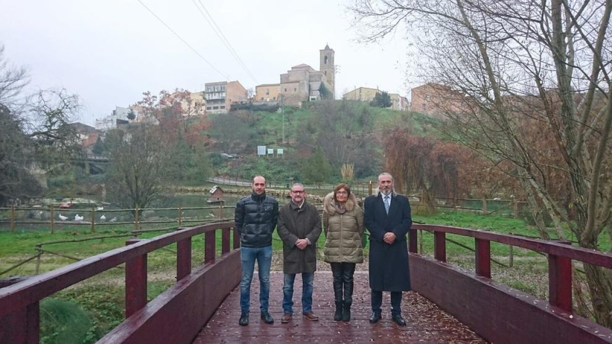 Visita de miembros de la Diputación y la Caixa a la zona del Riu. 