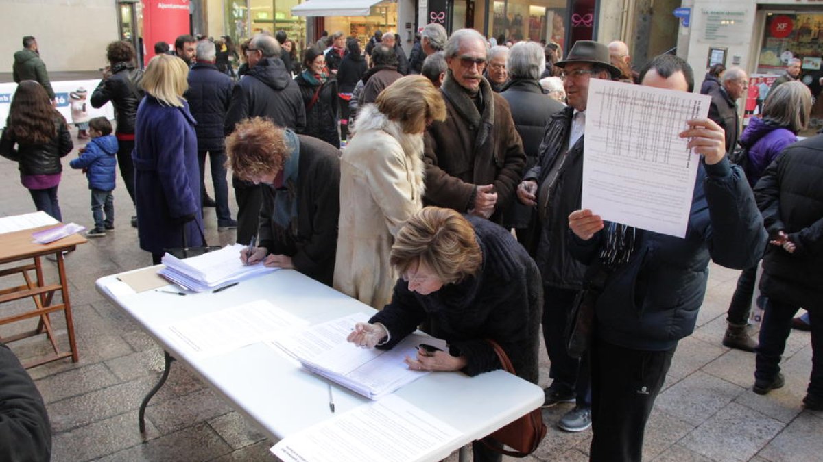 Els impulsors van recollir firmes a la plaça Paeria, ahir.