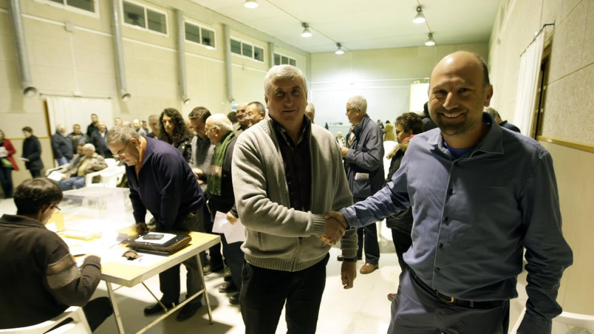 Gra i Parrot (a la dreta), durant les votacions que es van dur a terme ahir a la nit a Algerri.