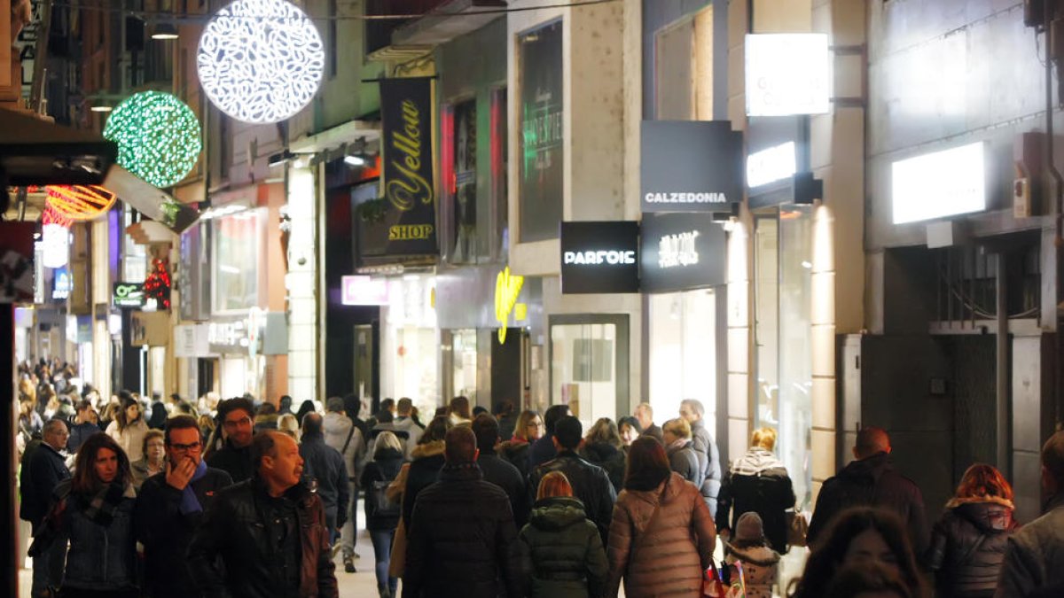 Los compradores llenan las tiendas en el último festivo antes de la Navidad