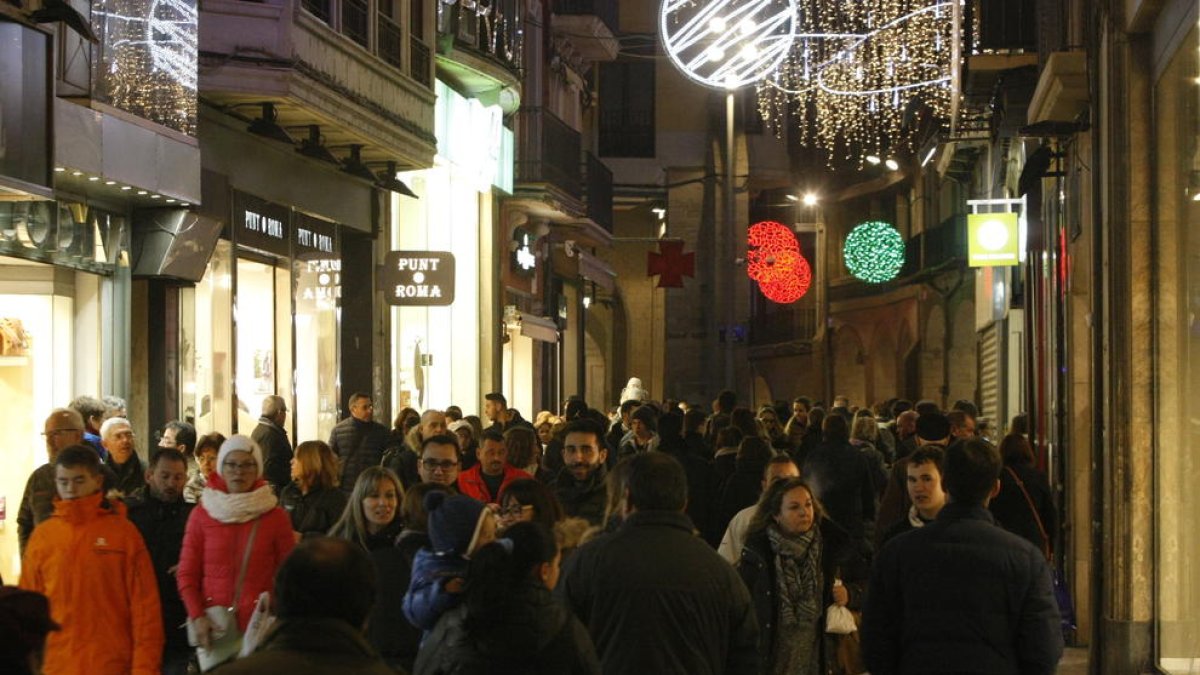 La calle Major, llena de gente, ayer por la tarde en el último festivo de tiendas abiertas del año.