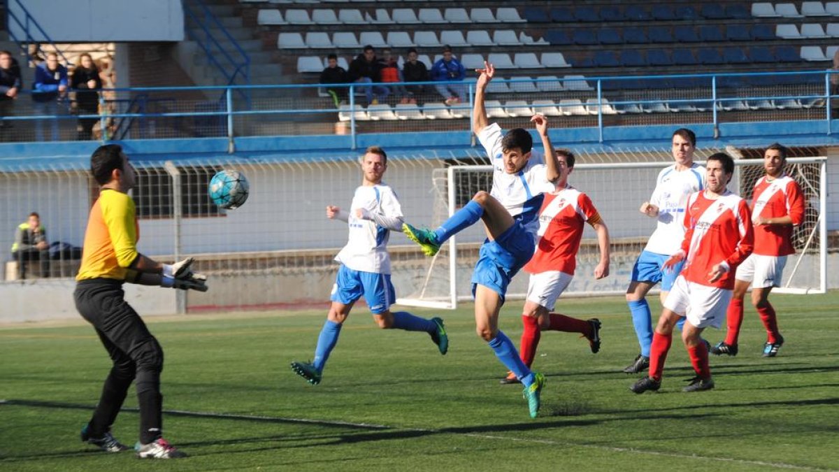 Un jugador del Mollerussa intenta assolir la pilota a l’àrea rival en una jugada d’atac.