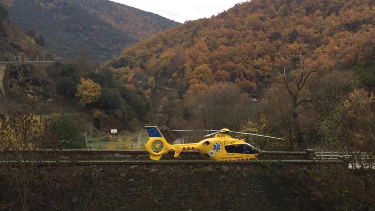 Vista de l’helicòpter del SEM ahir a la zona de l’accident.