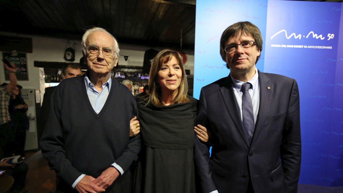 Maria del Mar Bonet, ayer en L’Ovella Negra de Barcelona, con Espinàs y el President Puigdemont.
