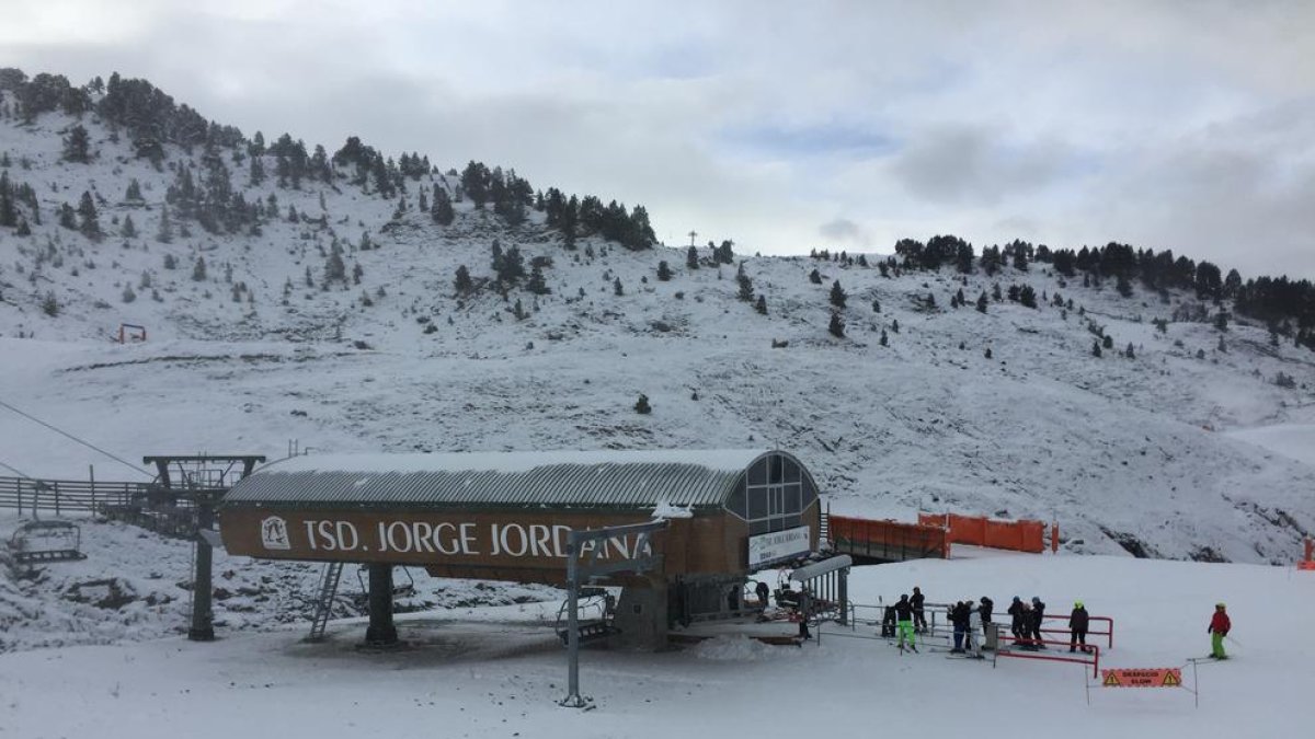 Esquiadors a les pistes de Baqueira Beret al telecadira Jorge Jordana, l’únic que va obrir ahir.