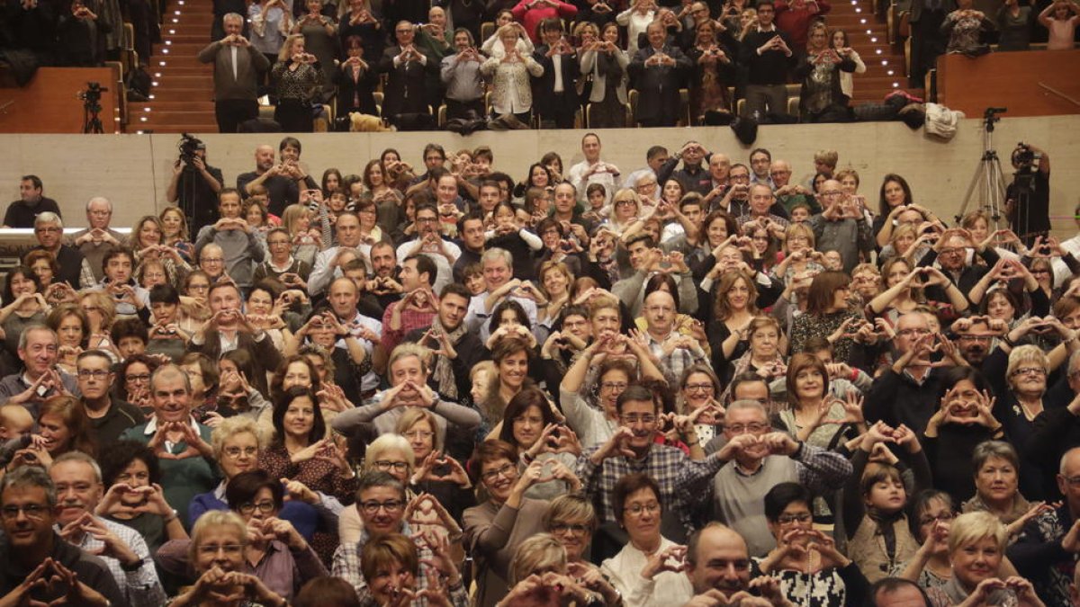 El públic va mostrar el compromís fent el símbol de l’Associació Mamapop abans de disfrutar de l’espectacle.