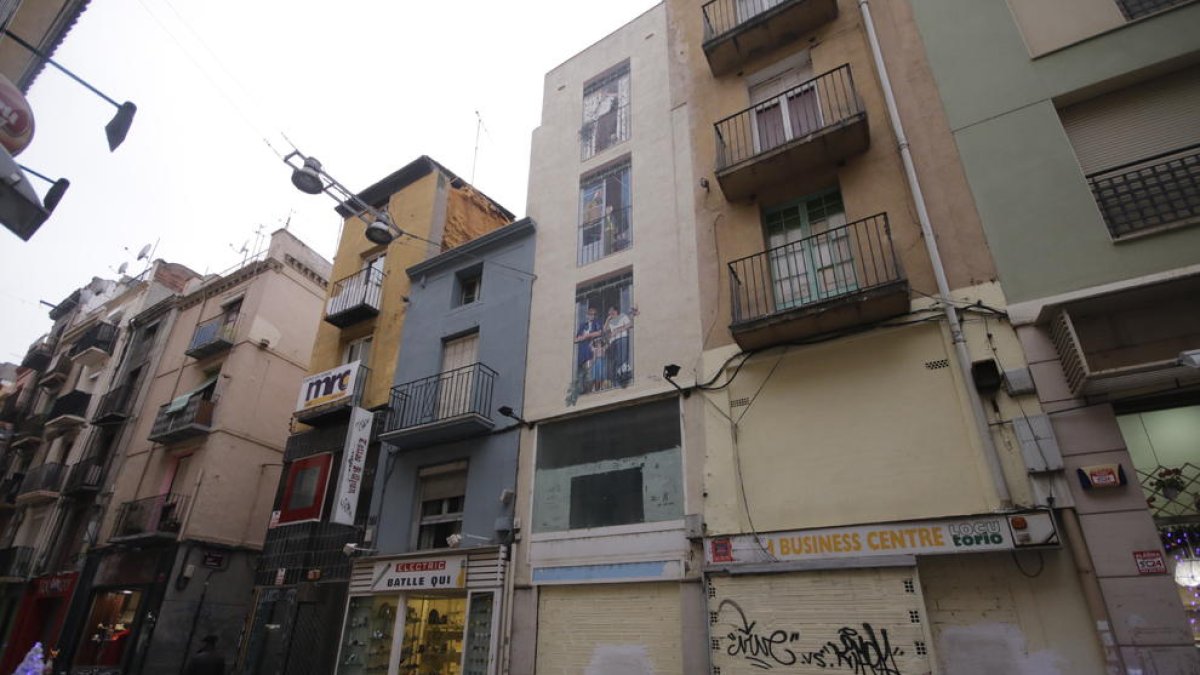El 71 del carrer Carme, amb el mural d’Ureña, i a la seua dreta, el 73.