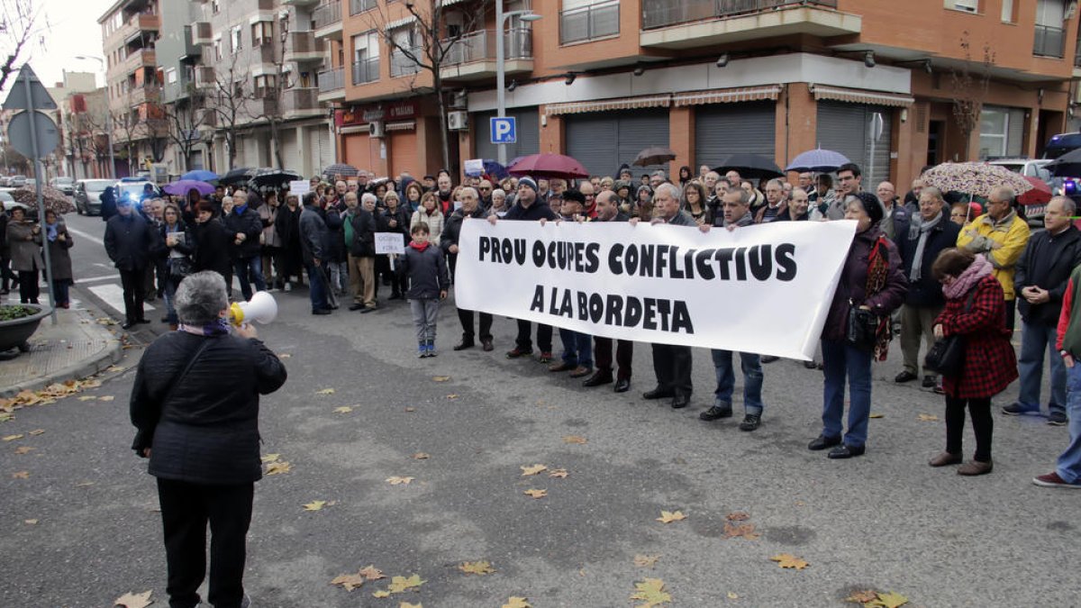 Prop de 300 veïns de La Bordeta exigeixen que s’expulsi als okupes