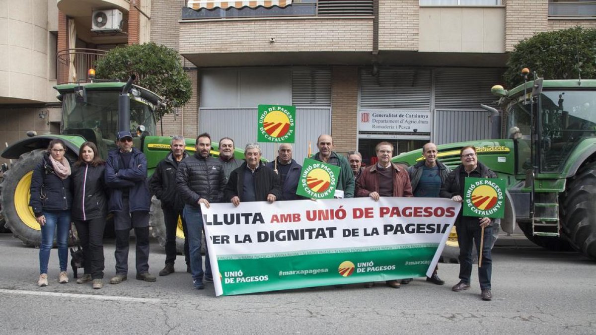 En Tàrrega, los manifestantes se concentraron delante de la oficina comarcal de Agricultura. 