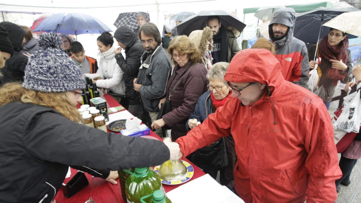 En Arbeca muchos de los visitantes pudieron degustar el aceite del ‘primer raig’. 