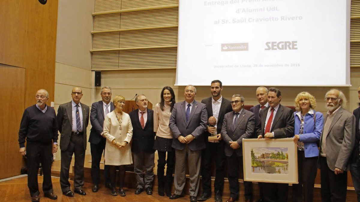 Saül Craviotto y su esposa junto a las autoridades, representantes del Grup SEGRE y Banco Santander y los artistas Ureña y González.