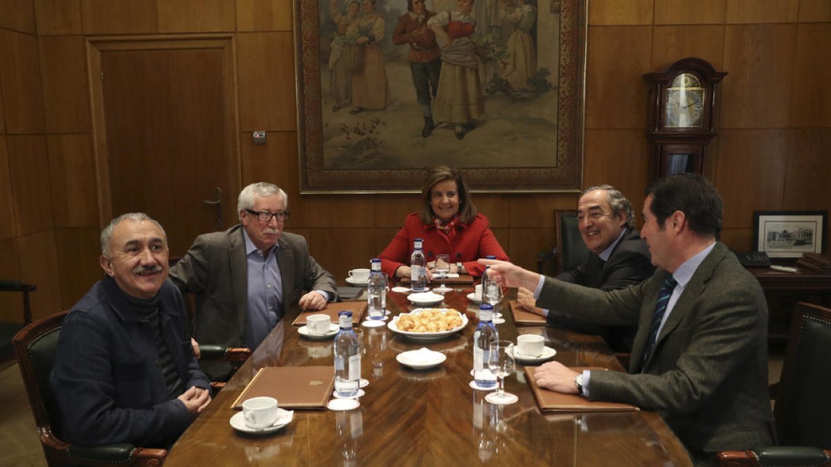 Fátima Báñez, al costat de Juan Rosell, Antonio Garamendi, Pepe Álvarez i Ignacio Fernández Toxo.