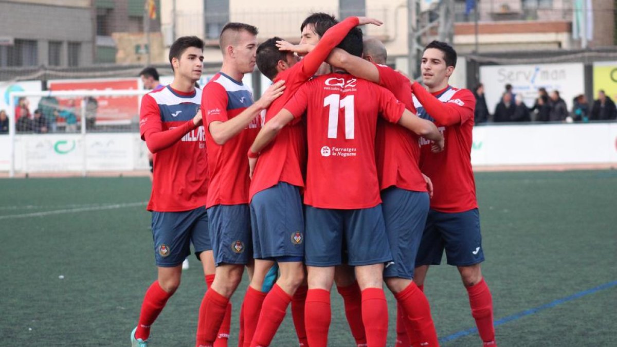 Alguns dels jugadors del Balaguer celebren un dels gols d’ahir formant una pinya al centre del camp.