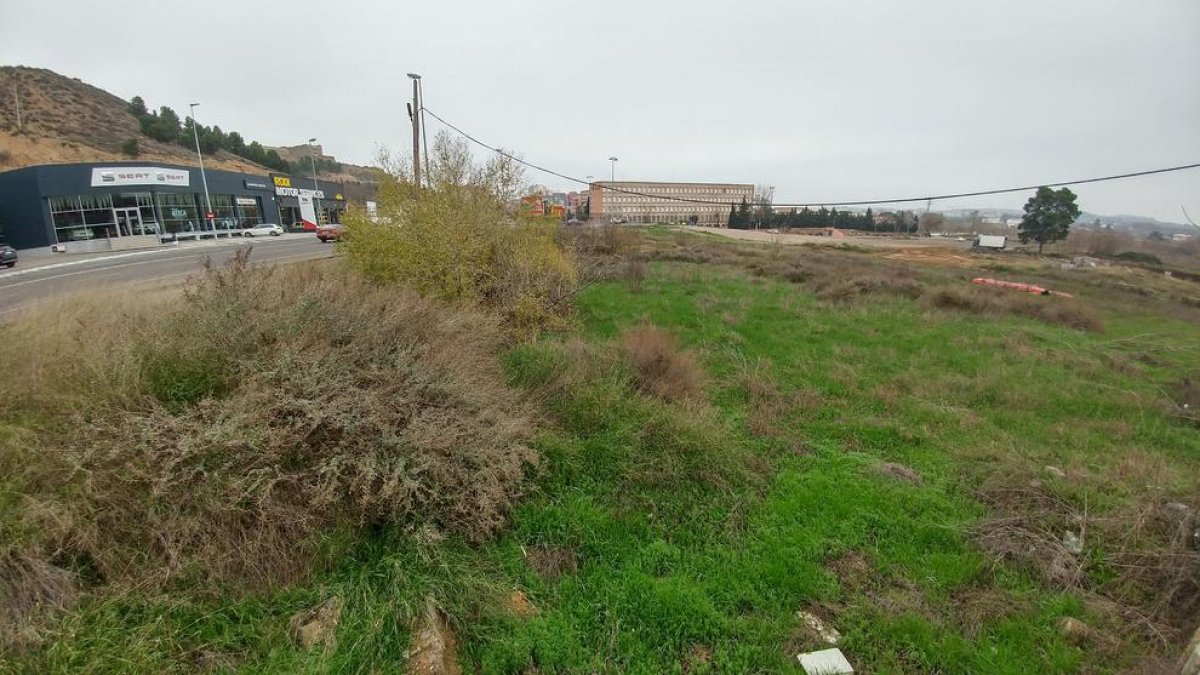 Un solar a Vallrufea, a tocar de l'N-II i els instituts.