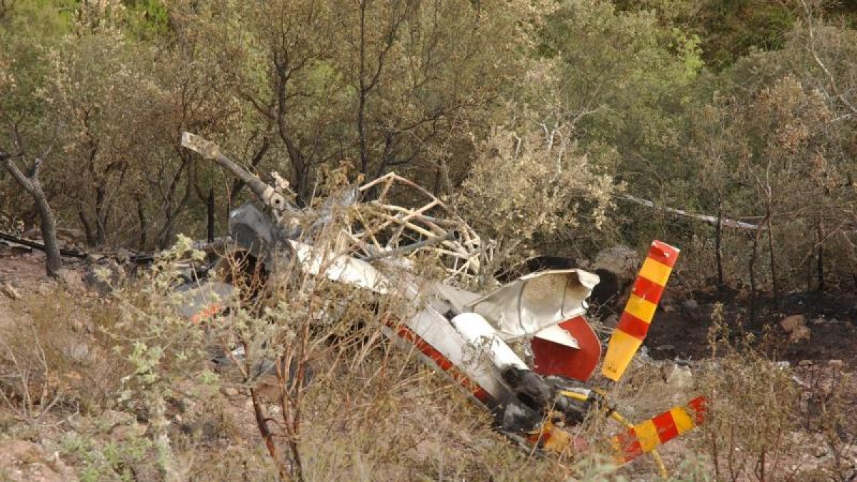 Imagen de los restos del helicóptero tras el accidente, que se produjo el 25 de abril de 2006.