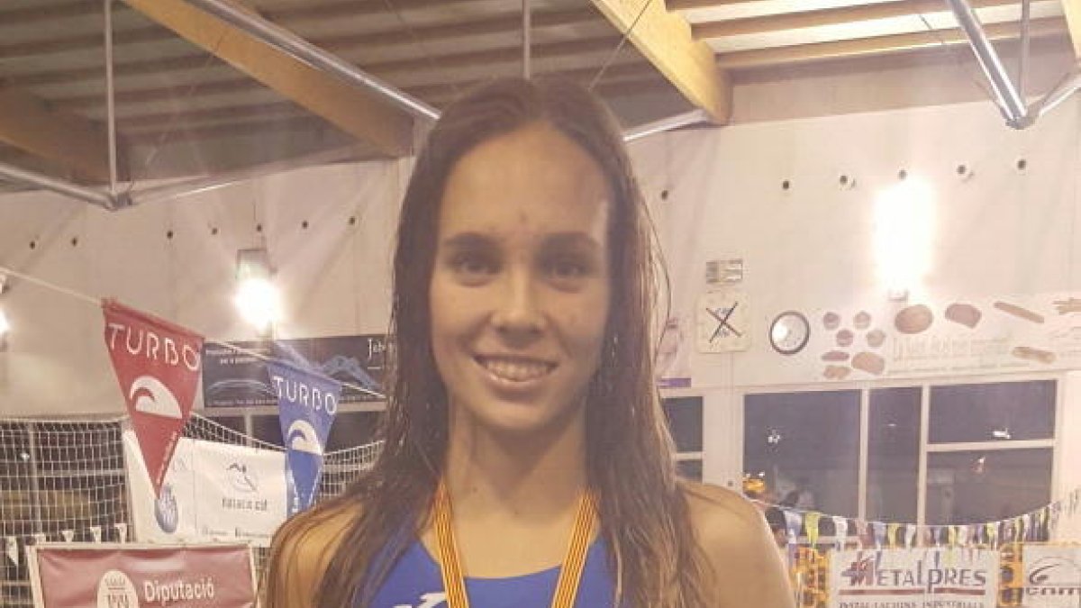Cristina García, del CN Lleida, luciendo su medalla de bronce.