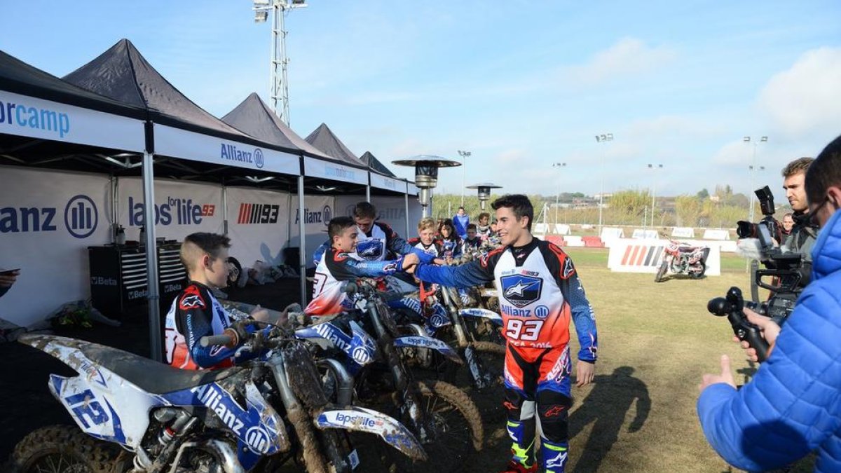 Marc Màrquez, a Rufea amb els nens de l’Allianz Motor Camp