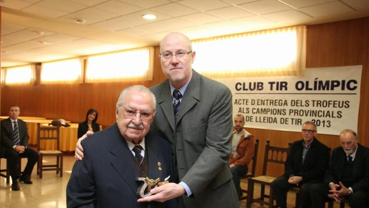 Josep Vidal Forcada, recibiendo en 2013 un premio de tiro, una de sus aficiones. 