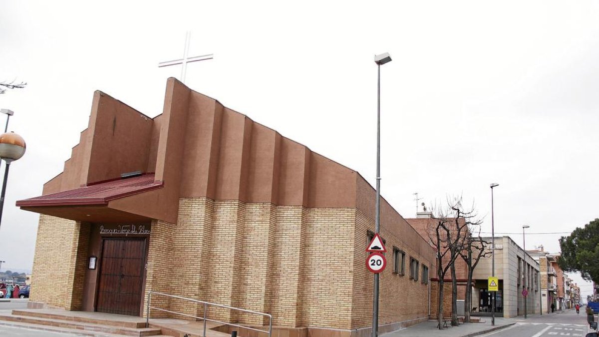 La parroquia Verge dels Pobres se ubica junto al centro cívico del barrio. A la derecha, una imagen histórica de la iglesia.