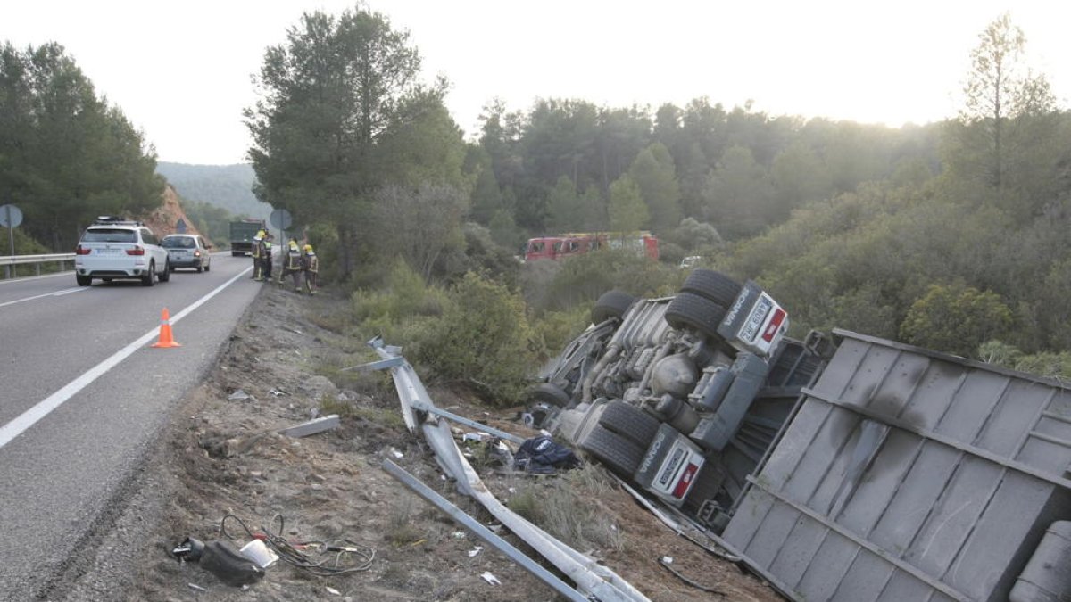 Il·lès després de bolcar amb el camió carregat de vedells a la C-12 a Maials