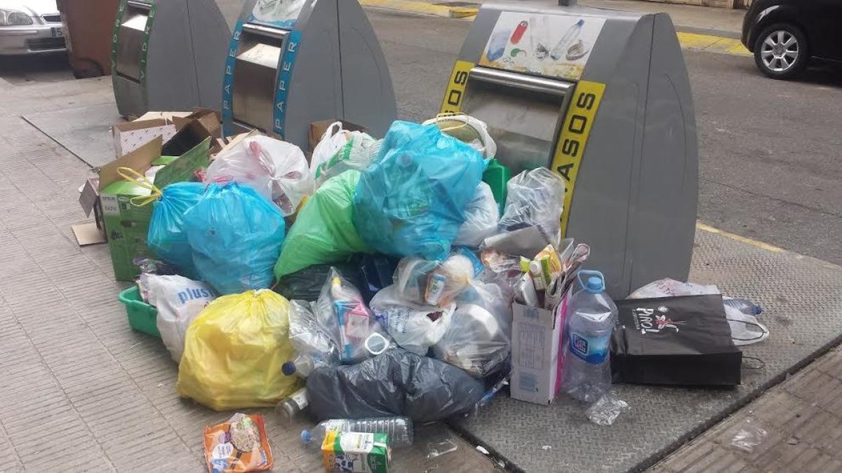 Vecinos del Clot pidieron ayer más civismo al tirar la basura en los contenedores. Los vecinos piden, además, mover de lugar los contenedores de Taquígraf Martí para alejarlos de las casas y evitar atascos