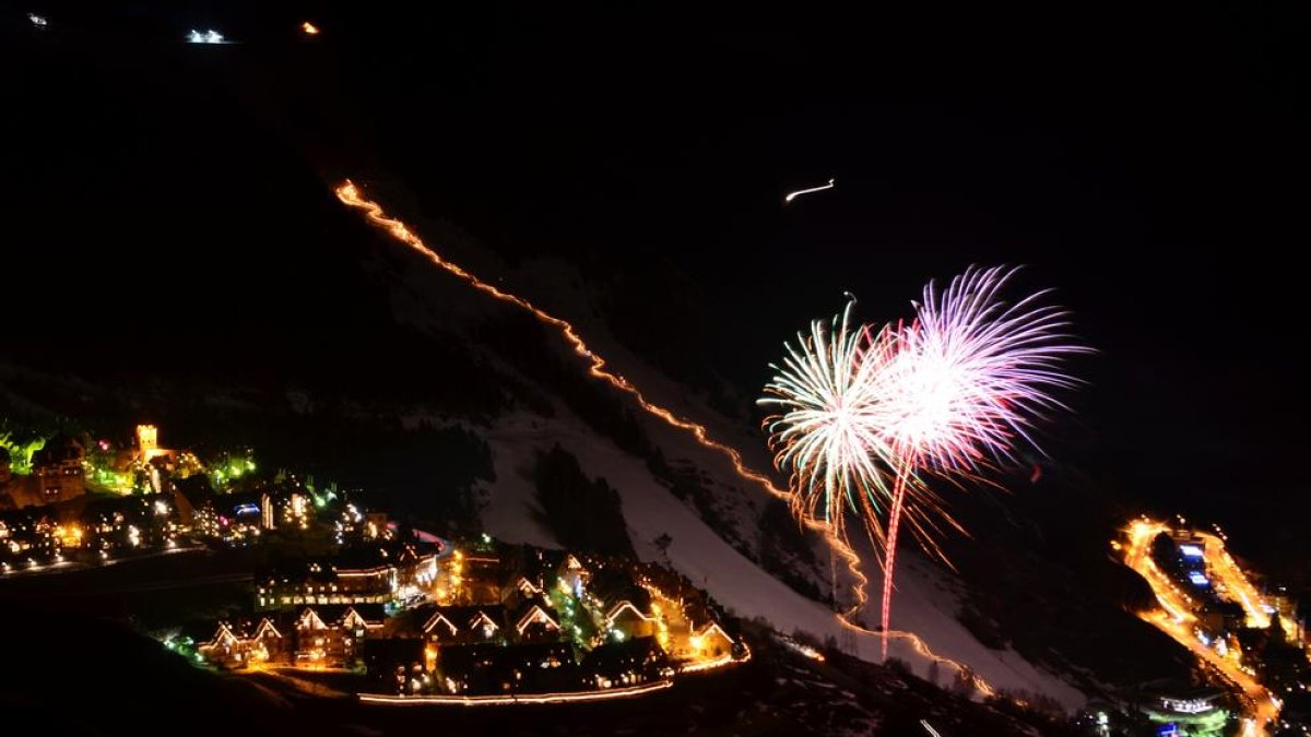 Baixada de torxes i focs artificials a Baqueira Beret.