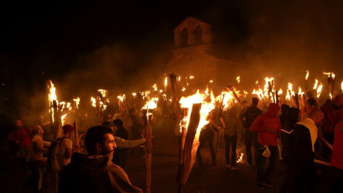 Festa de falles el juny passat a Durro, amb la sortida dels fallaires des de l’ermita de Sant Quirc.