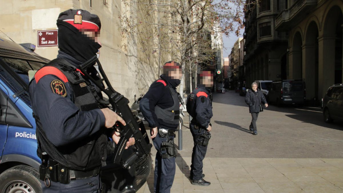 Agentes de los Mossos patrullando ayer en la plaza Sant Joan, en pleno Eix Comercial de Lleida.