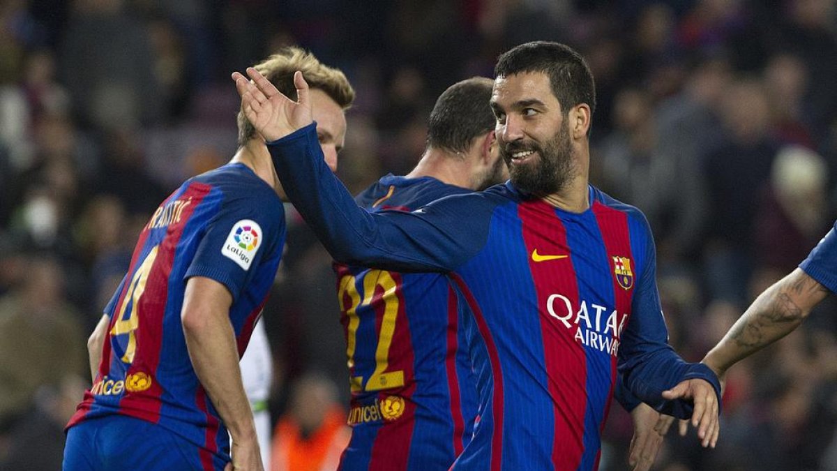 El turc Arda Turan celebra un dels tres gols que va marcar ahir a la nit a l’Hèrcules.