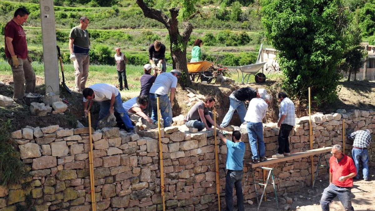 Reconstrucción de paredes en Vallbona de les Monges con los Amics de l’Arquitectura Popular. 