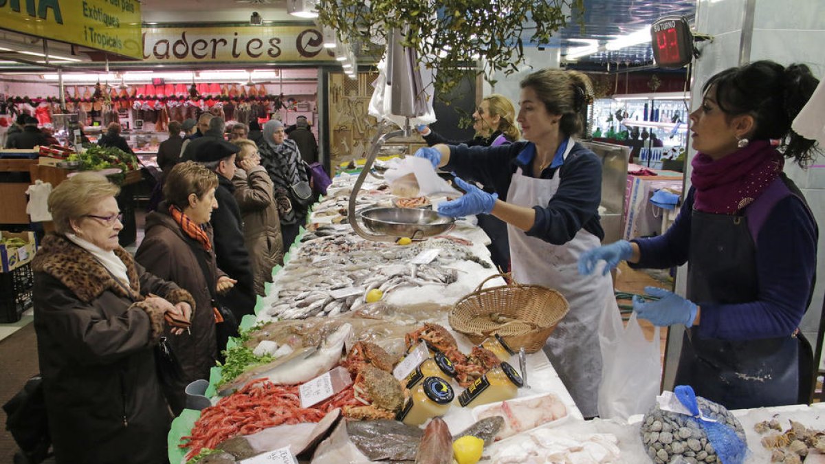 El peix, sobretot el marisc, serà un dels protagonistes de la taula durant les celebracions nadalenques.