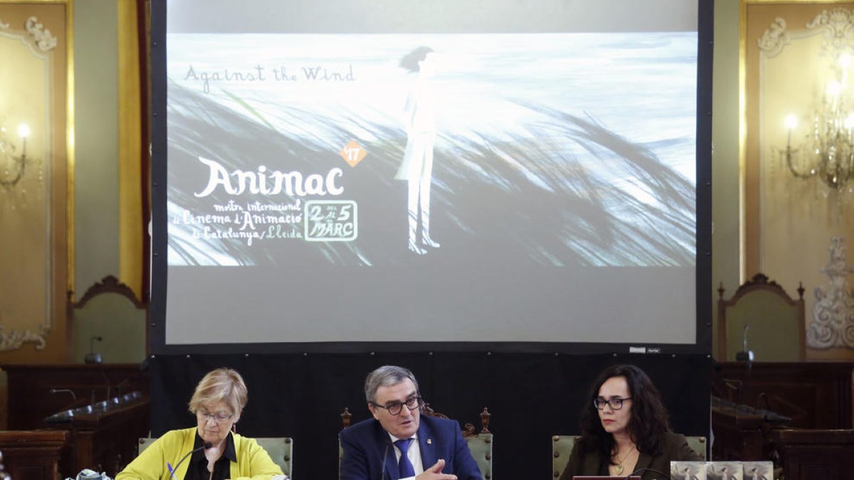 La regidora de Cultura, Montse Parra; l’alcalde de Lleida, Àngel Ros, i la directora d’Animac, Carolina López, ahir, a la presentació.